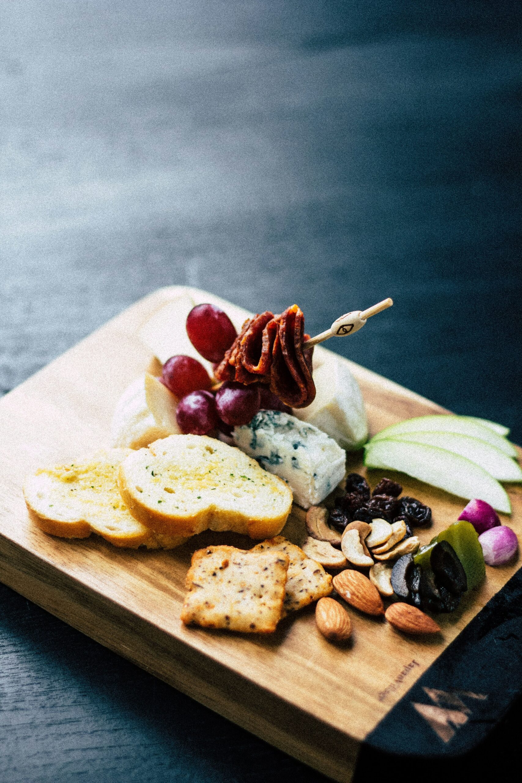 How to Create a Rich and Sumptuous Cheese Plate
